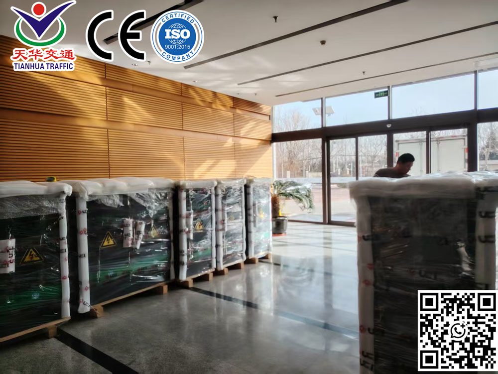 Traffic signal control cabinets and LED traffic light systems examined by a Venezuelan customer at Tianhua's Beijing branch